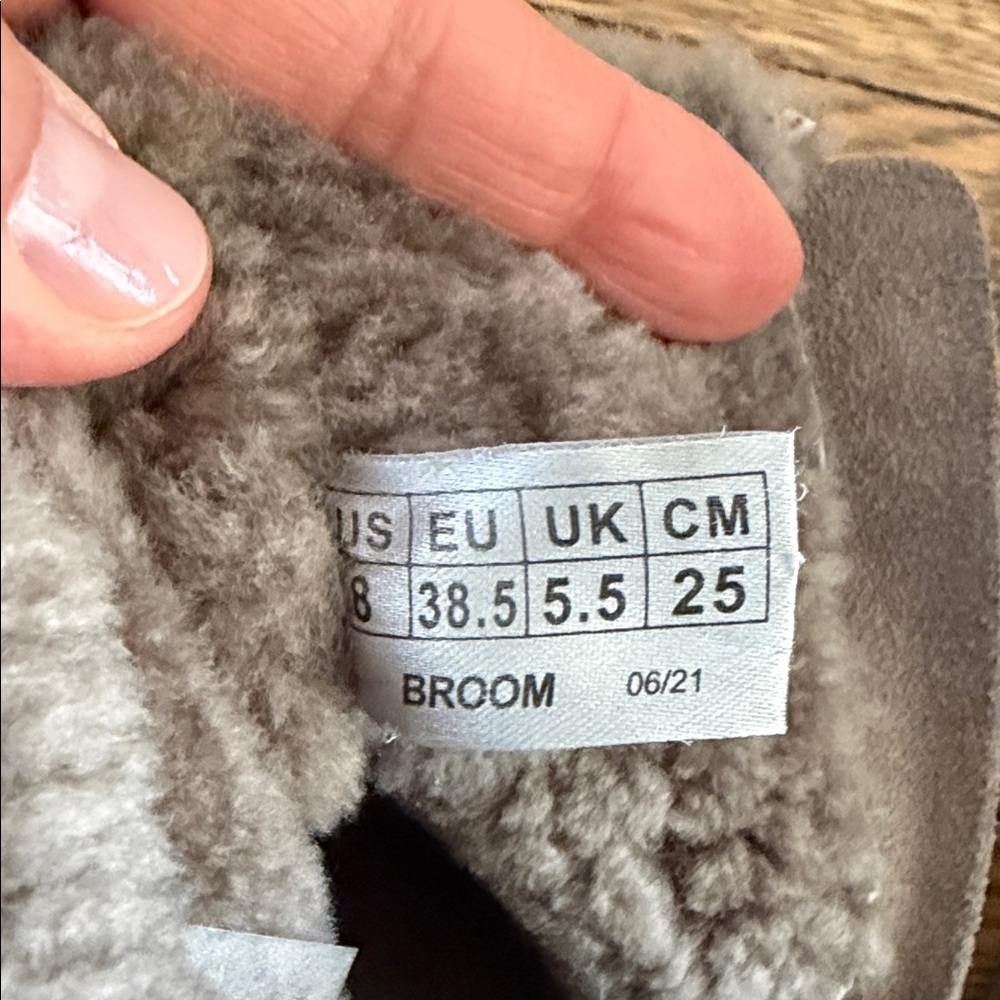 Cougar Broom Taupe Suede and Shearling Ankle Boots 8 - Picture 6 of 6